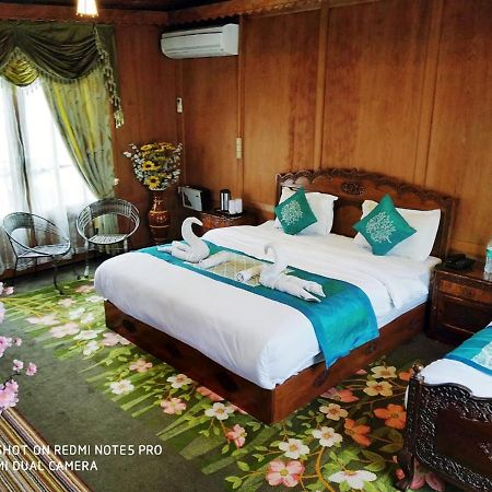 Hôtel The Mughal Sheraton Houseboat à Durgjan Extérieur photo