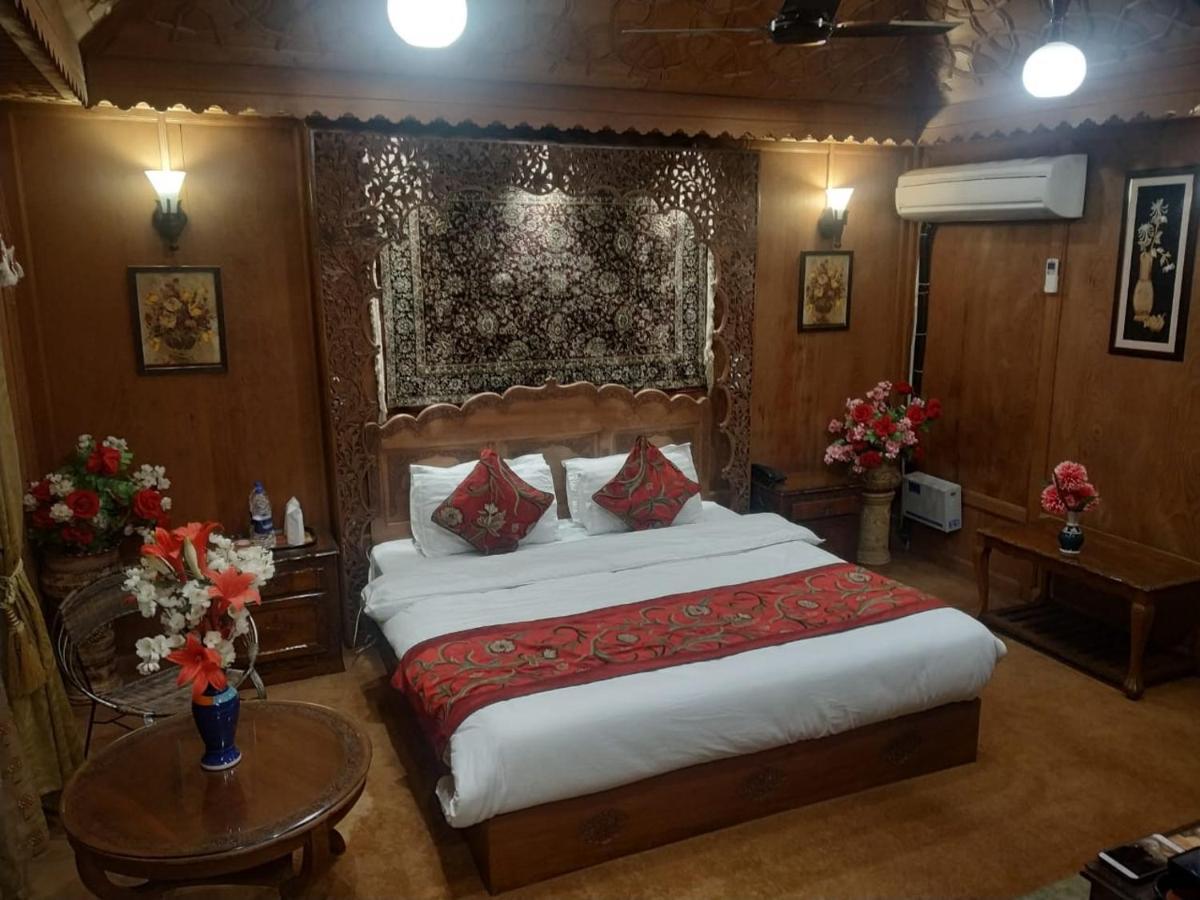 Hôtel The Mughal Sheraton Houseboat à Durgjan Extérieur photo