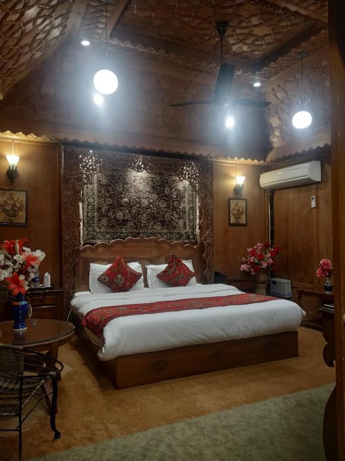 Hôtel The Mughal Sheraton Houseboat à Durgjan Extérieur photo